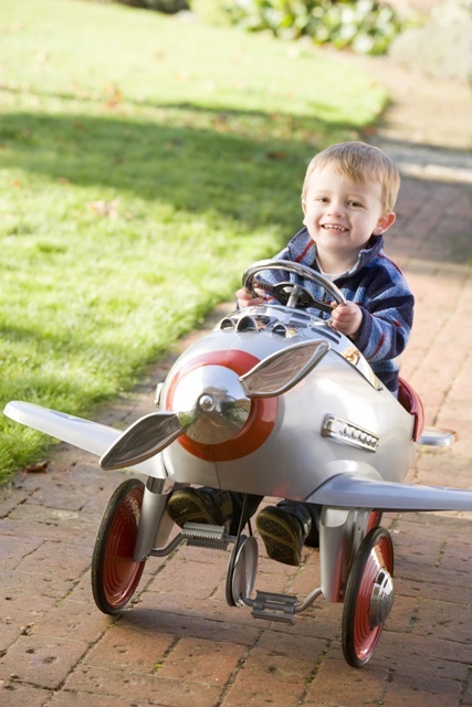 Kind mit Spielflugzeug